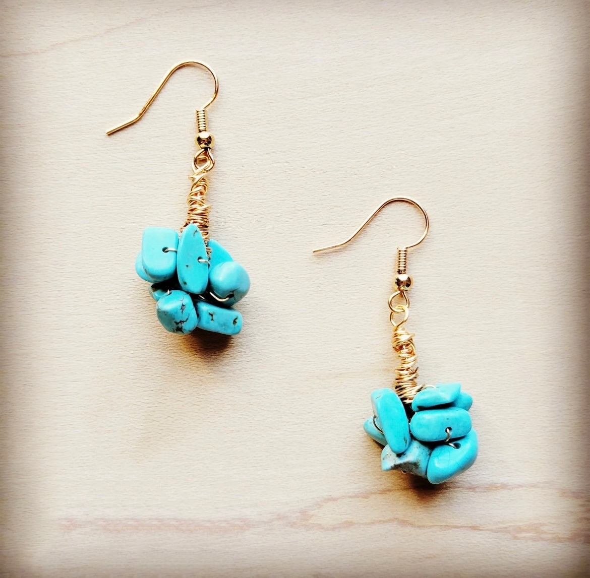 Turquoise chip cluster earrings ￼